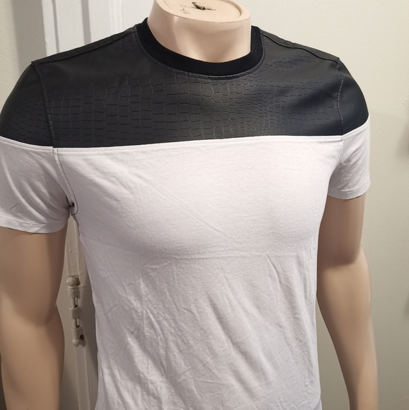 Guess Men's Croc Embossed Yoke Tee XS Black White - Picture 4 of 12